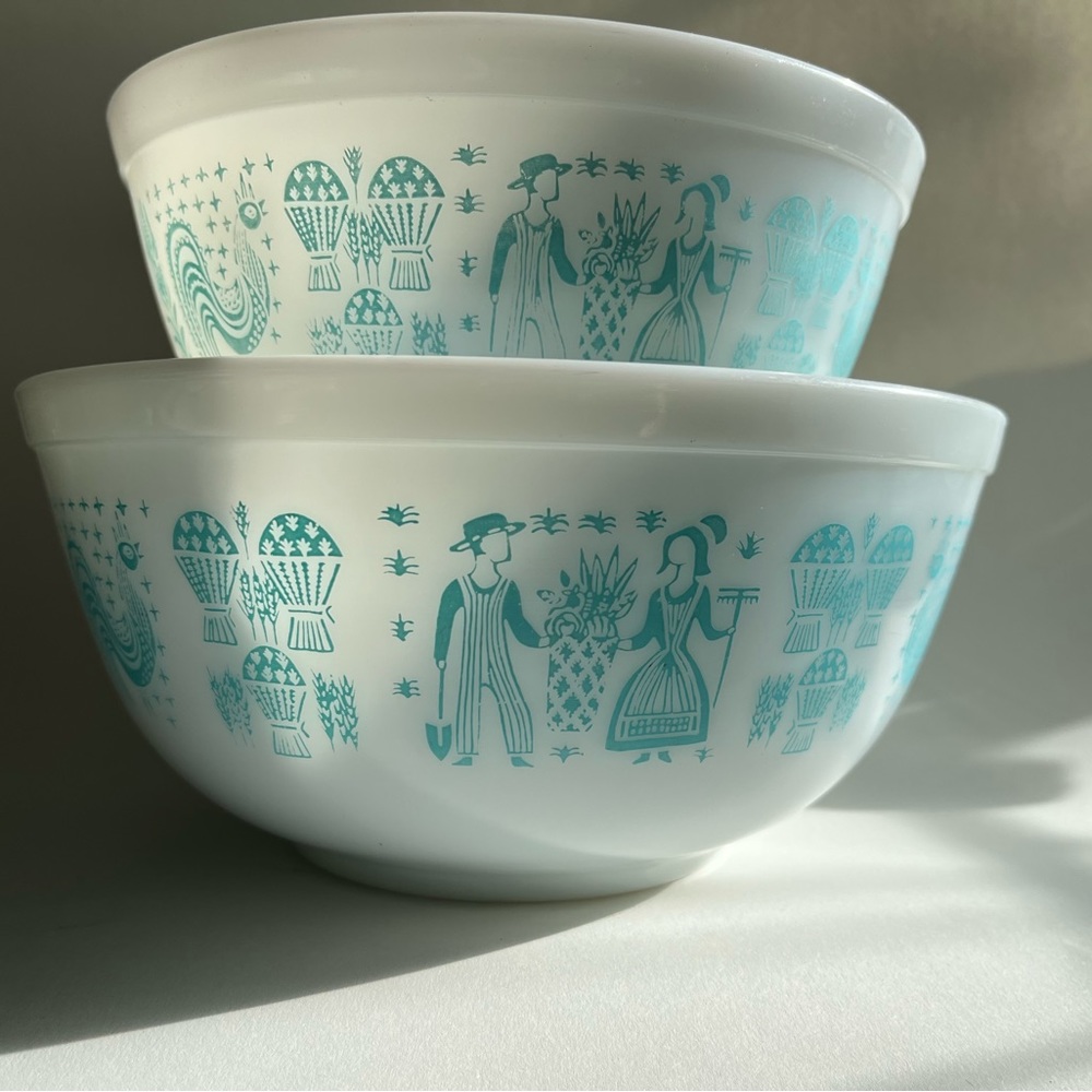 2 Amish butterprint nesting bowls. 402 1.5qt and 403 2.5qt. No chips.